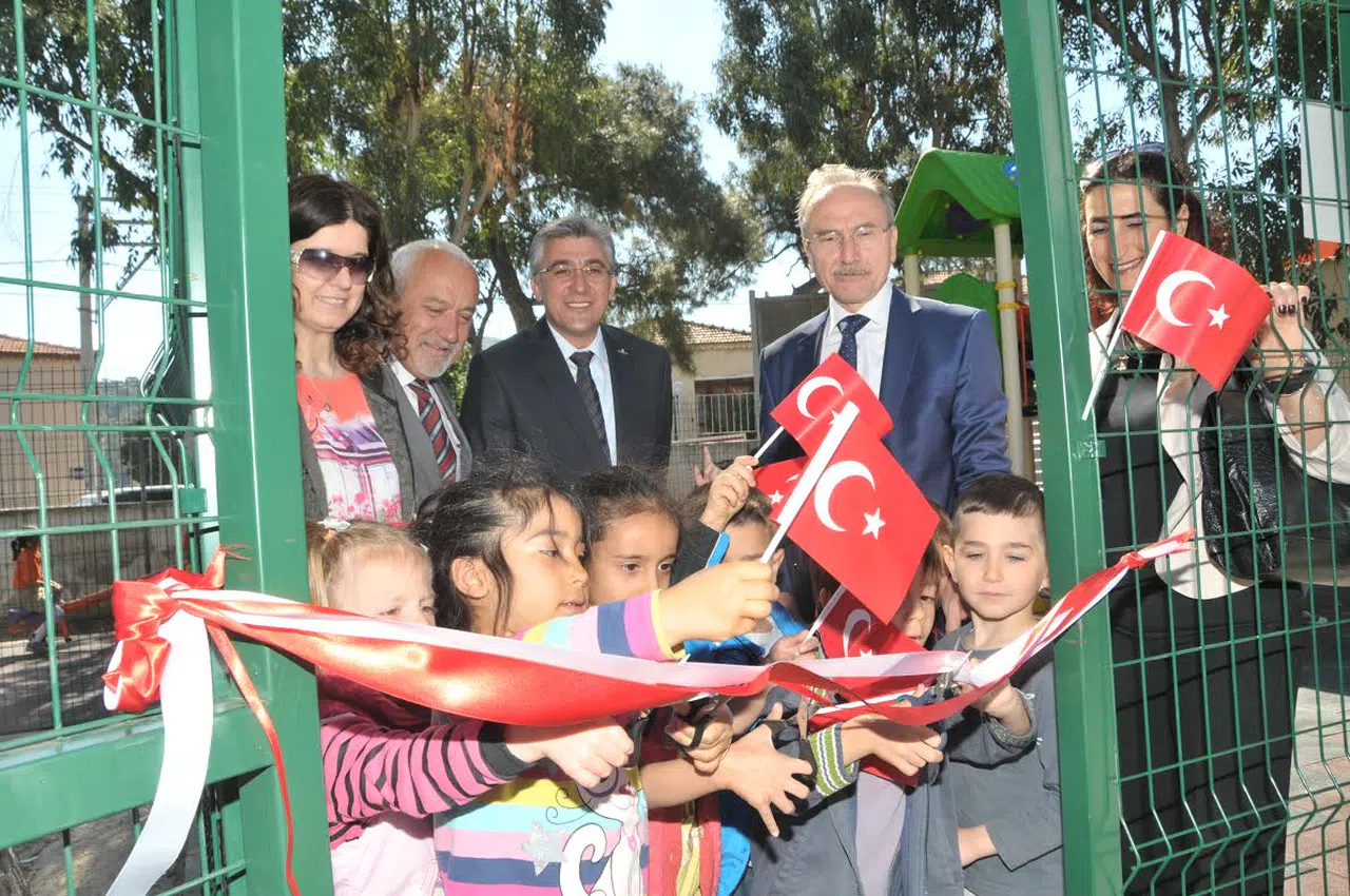 Güzelbahçe’de çocuklara bayram armağanı