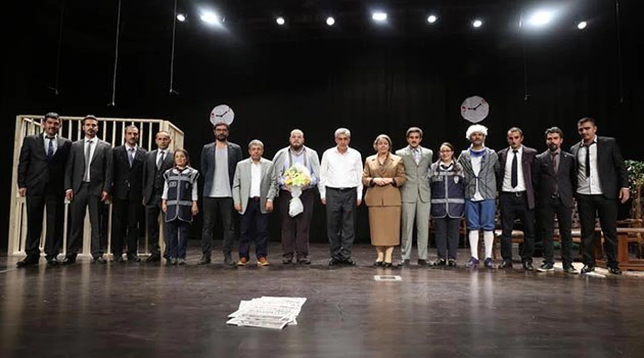 Güzelbahçeliler, Atası’nı Tiyatro Gösterisiyle Andı
