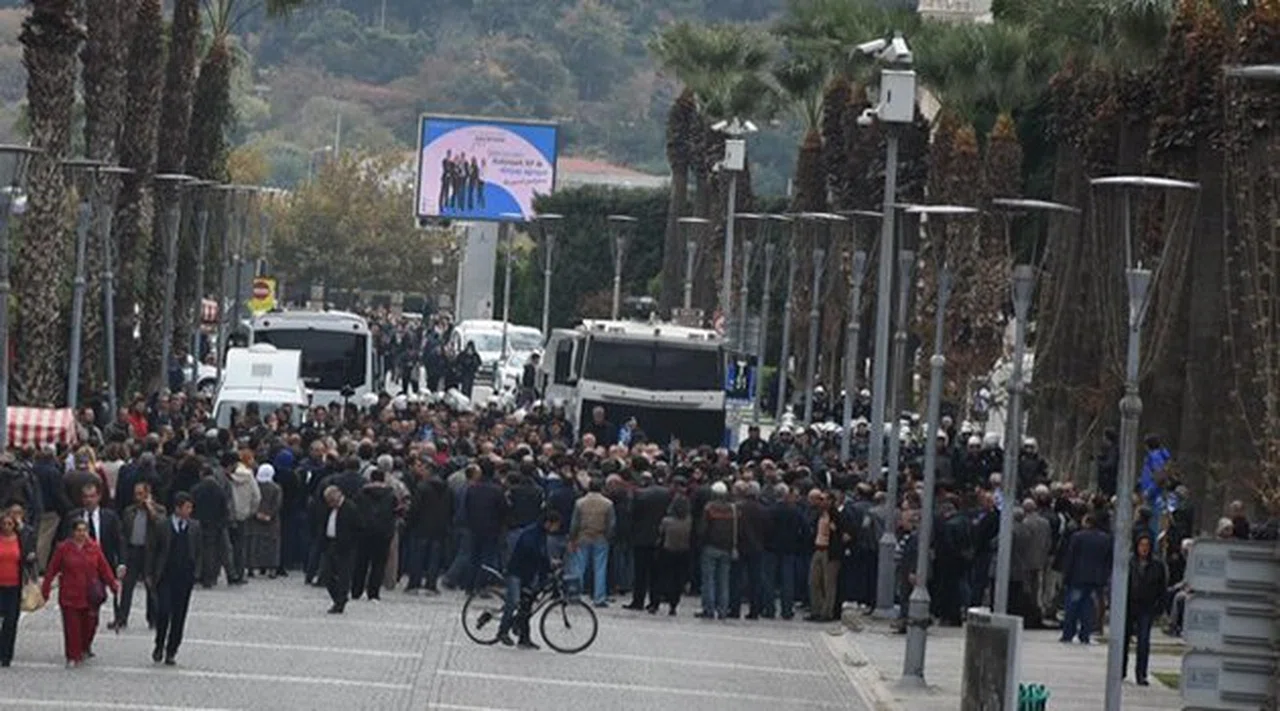 HDP'ye Gözaltı İzmir'de Tepki Çekti