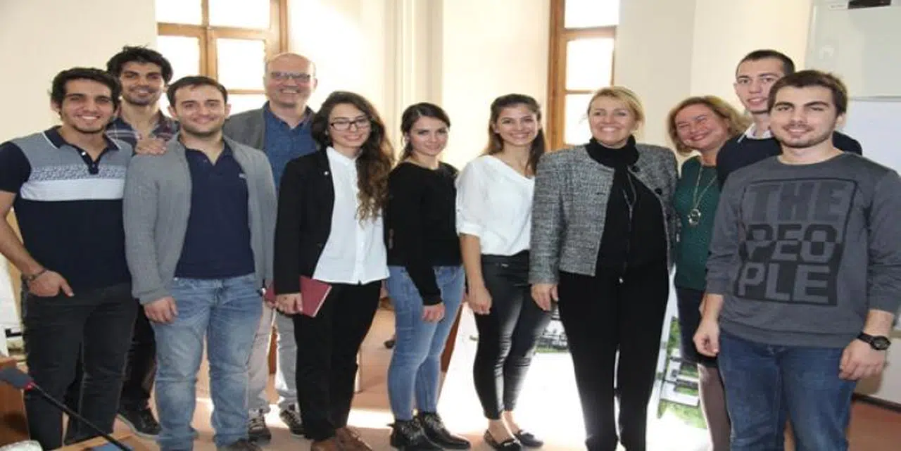 İEÜ ÖĞRENCİLERİ BAŞKAN UYAR’A PROJE SUNDULAR