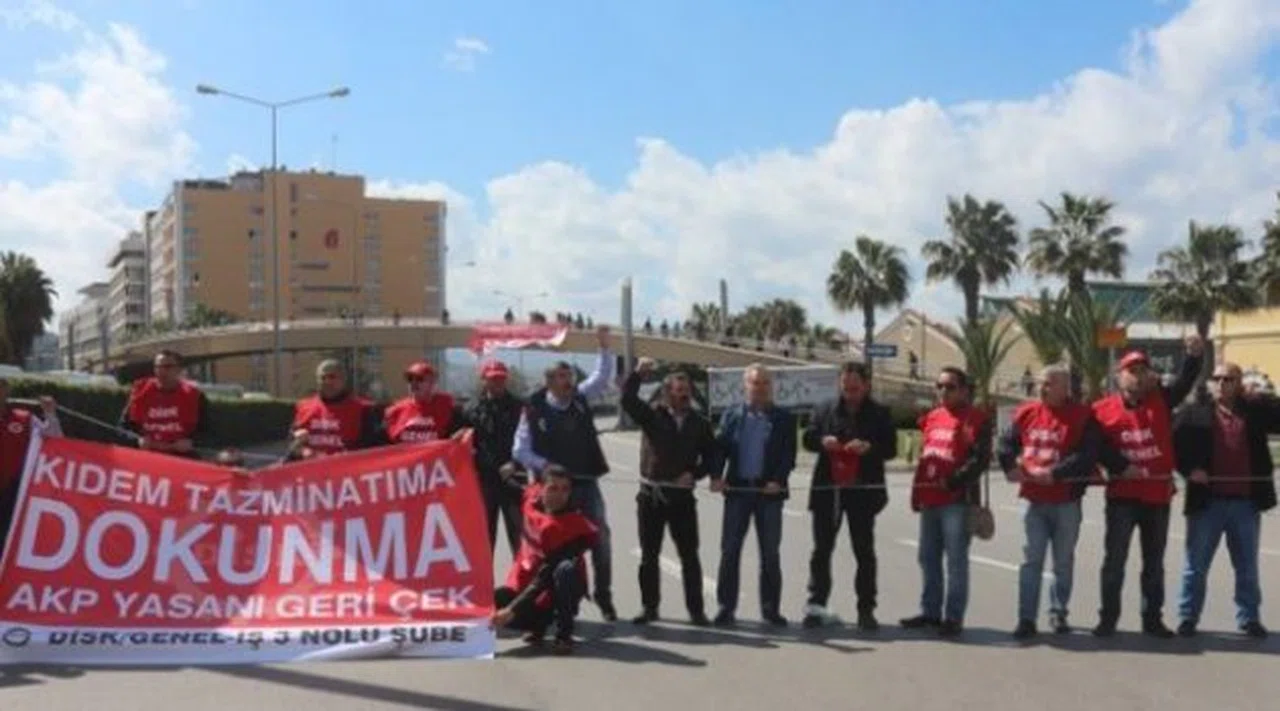 İşçiler İzmir'de Yol Kapattı