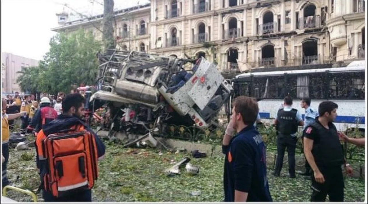 İstanbul'da çevik kuvvete bombalı saldırı... 8'i polis 14 yaralı!
