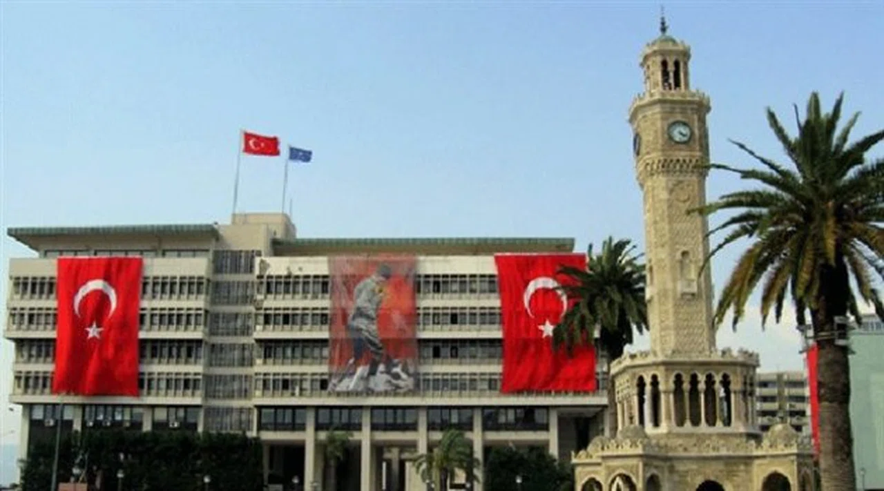 İzmir Büyükşehir'de 41 Kişiye FETÖ Şoku