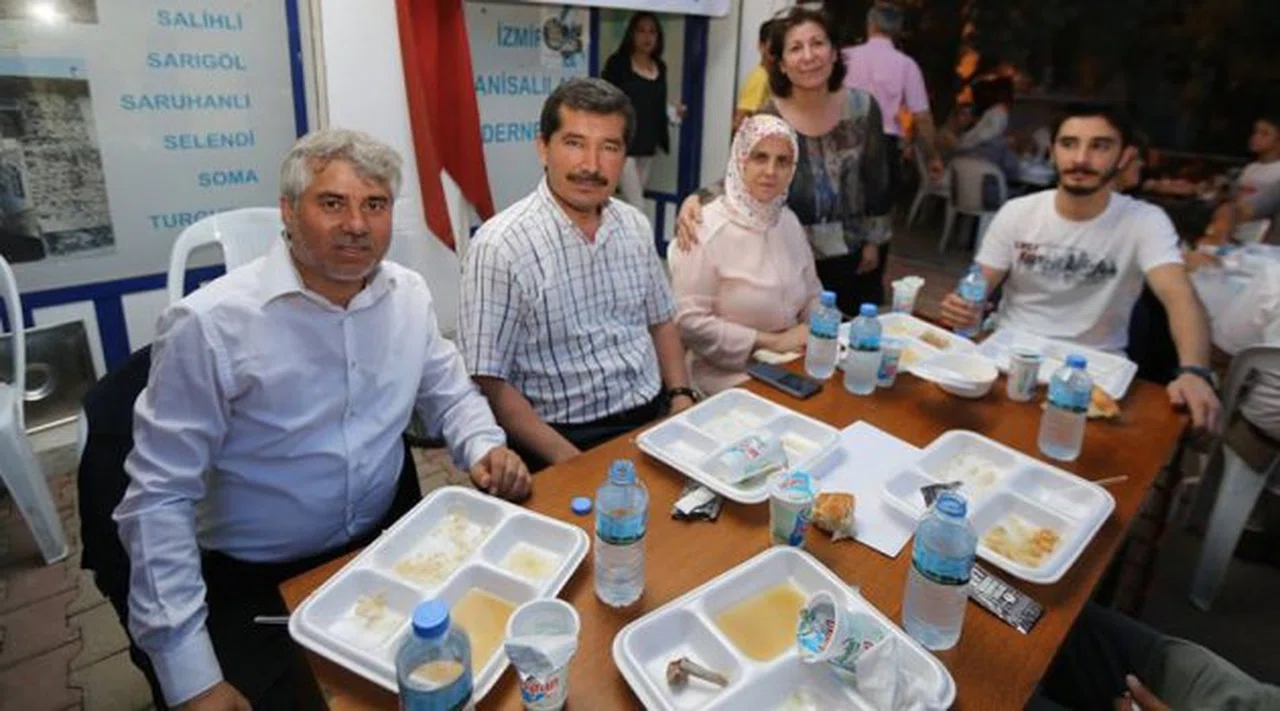 İzmir’de Yaşayan Yüzlerce Manisalı İftar Yemeğinde Bir Araya Geldi