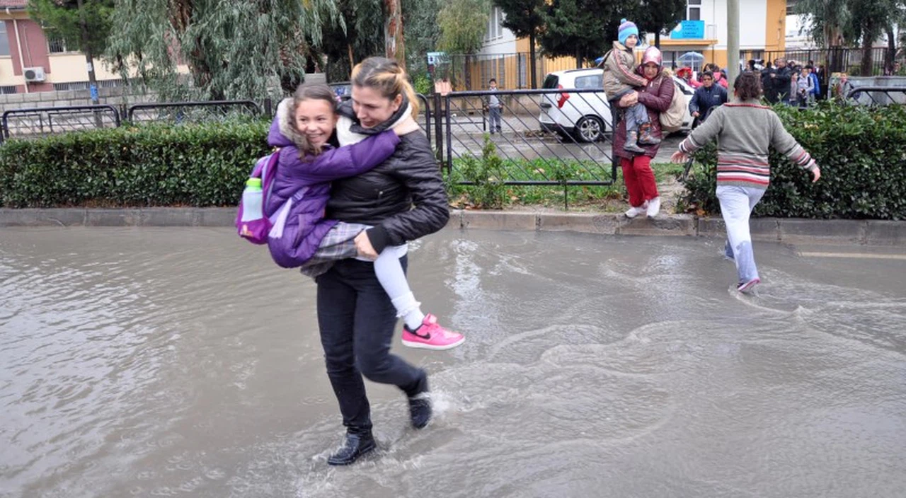 İZMİR'DE SAĞANAK YAĞIŞ HAYATI OLUMSUZ ETKİLEDİ