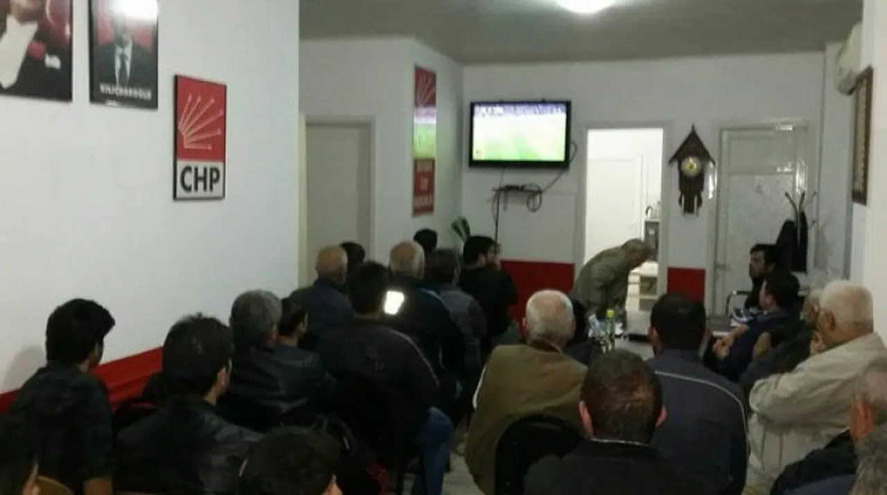 İZMİR'DE CHP İLÇE BİNASINDA MAÇ KEYFİ