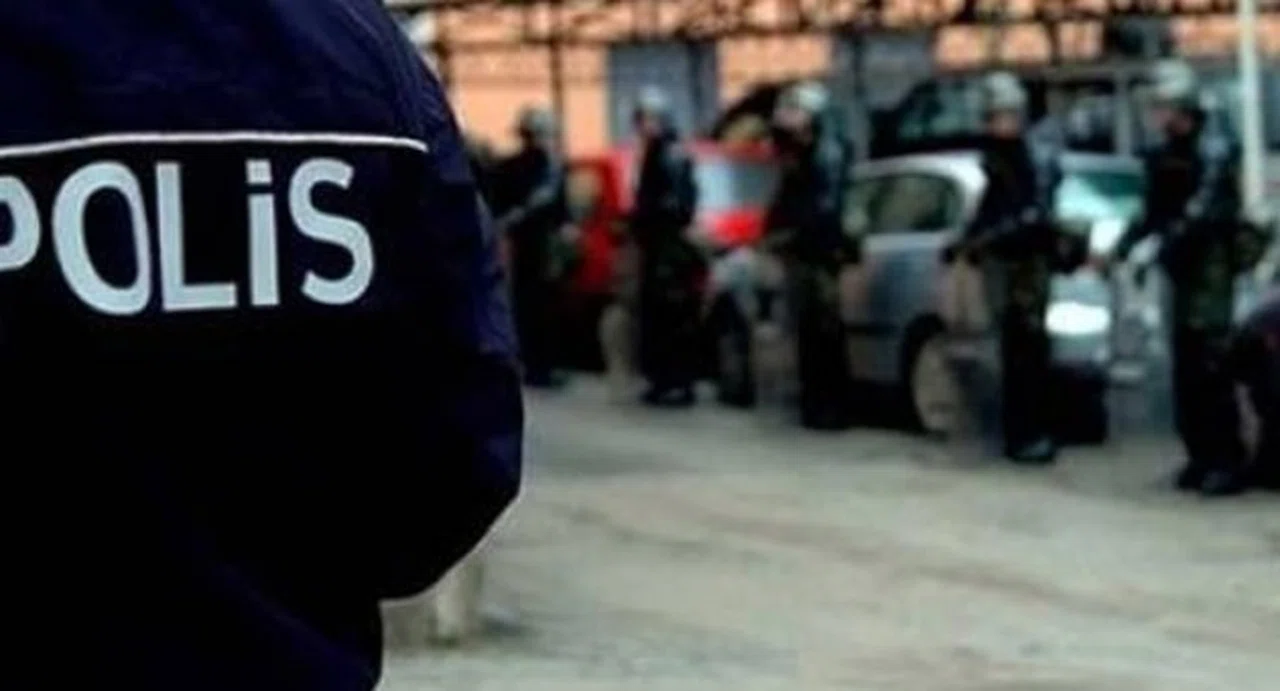 İZMİR'DE PARALEL YAPI OPERASYONUNDA 10 TUTUKLAMA!
