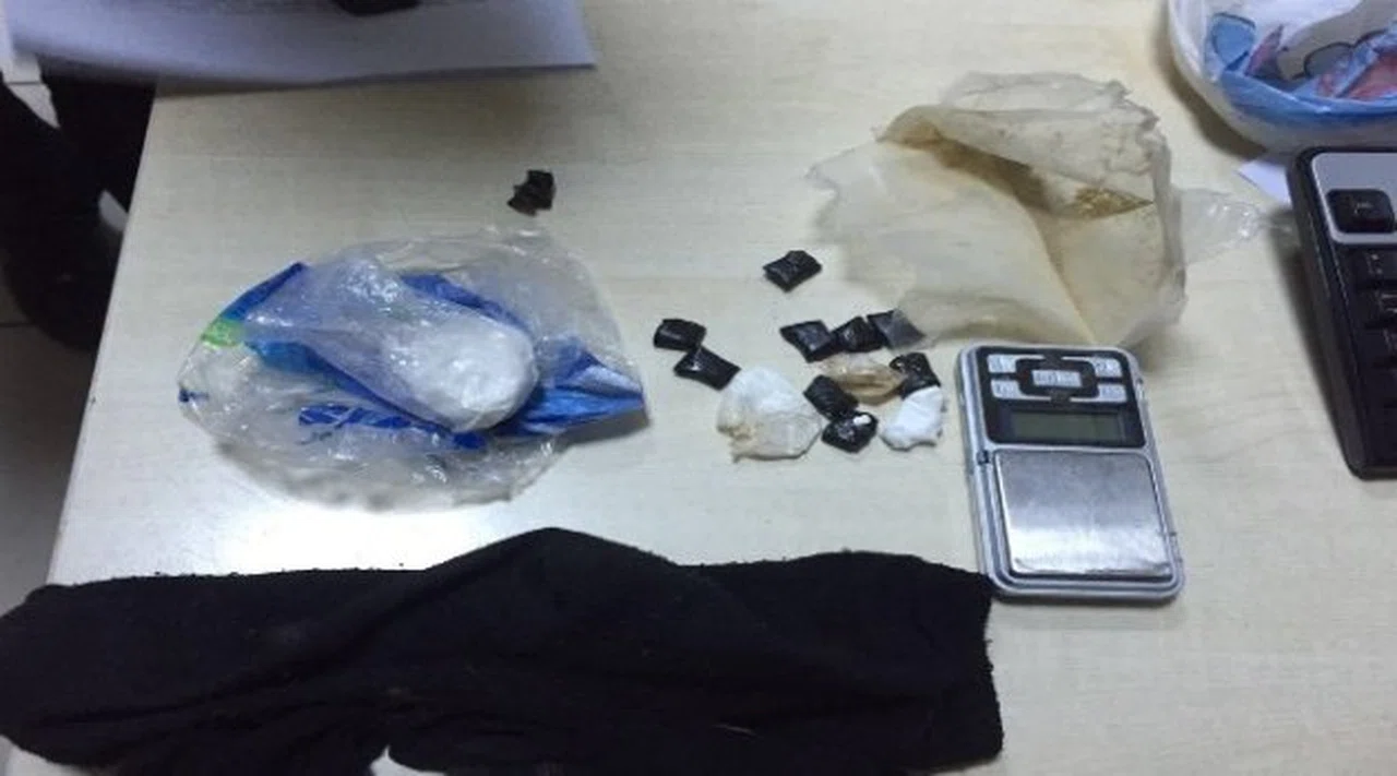 İzmir'de uyuşturucu tacirleri yakalandı