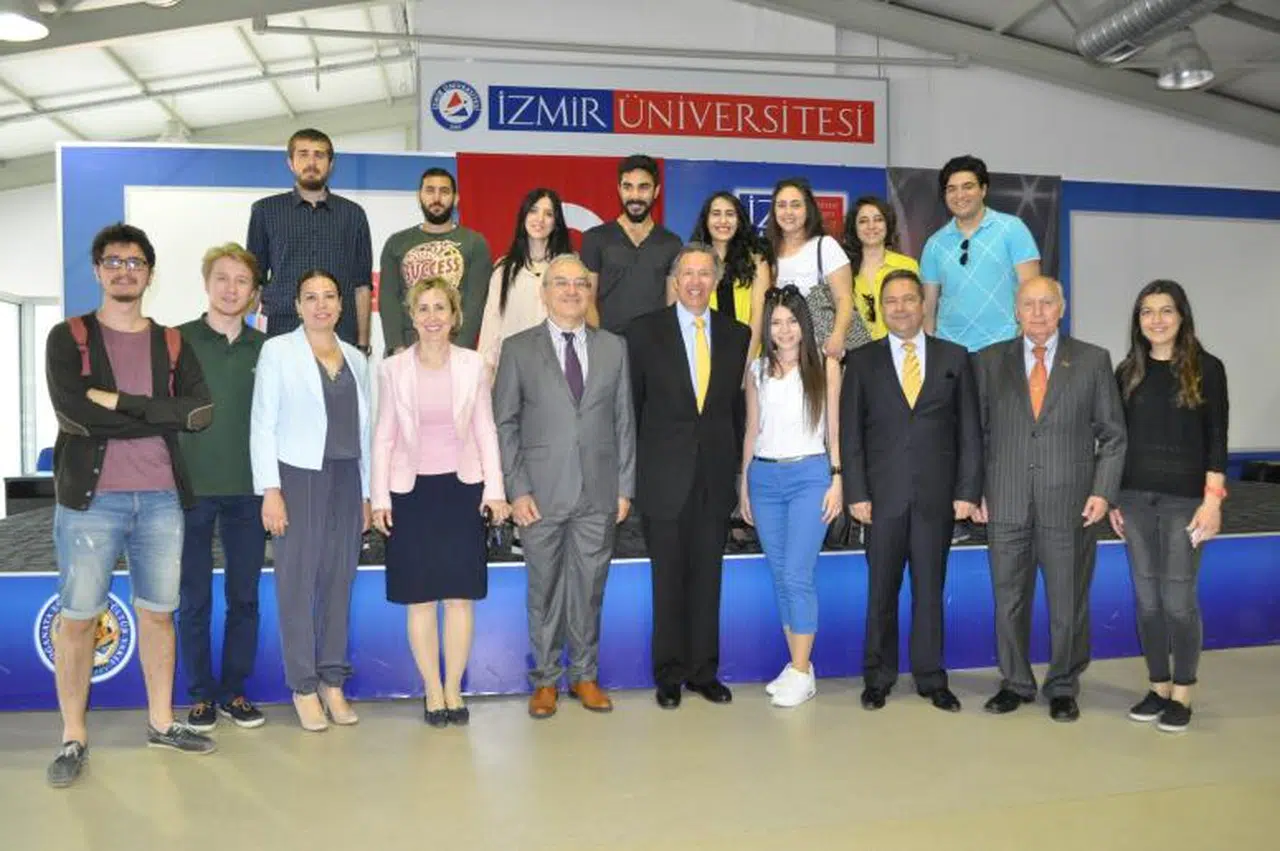 KOLOMBİYA BÜYÜKELÇİSİ FERNANDO PANESSO İZMİR ÜNİVERSİTESİ’Nİ ZİYARET ETTİ