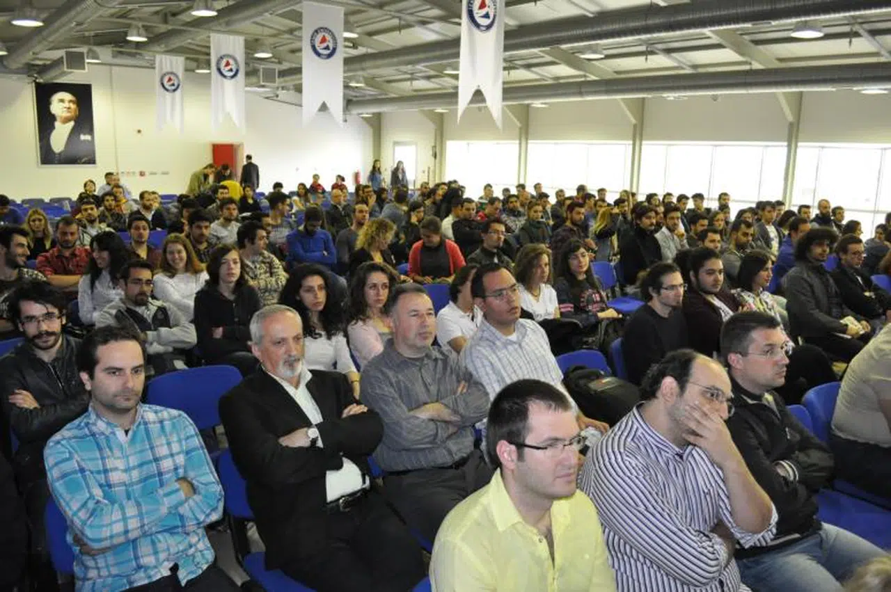 GELECEKTE BİLGİSAYARLAR BİZE YARDIMCI MI YOKSA RAKİP Mİ OLACAK?