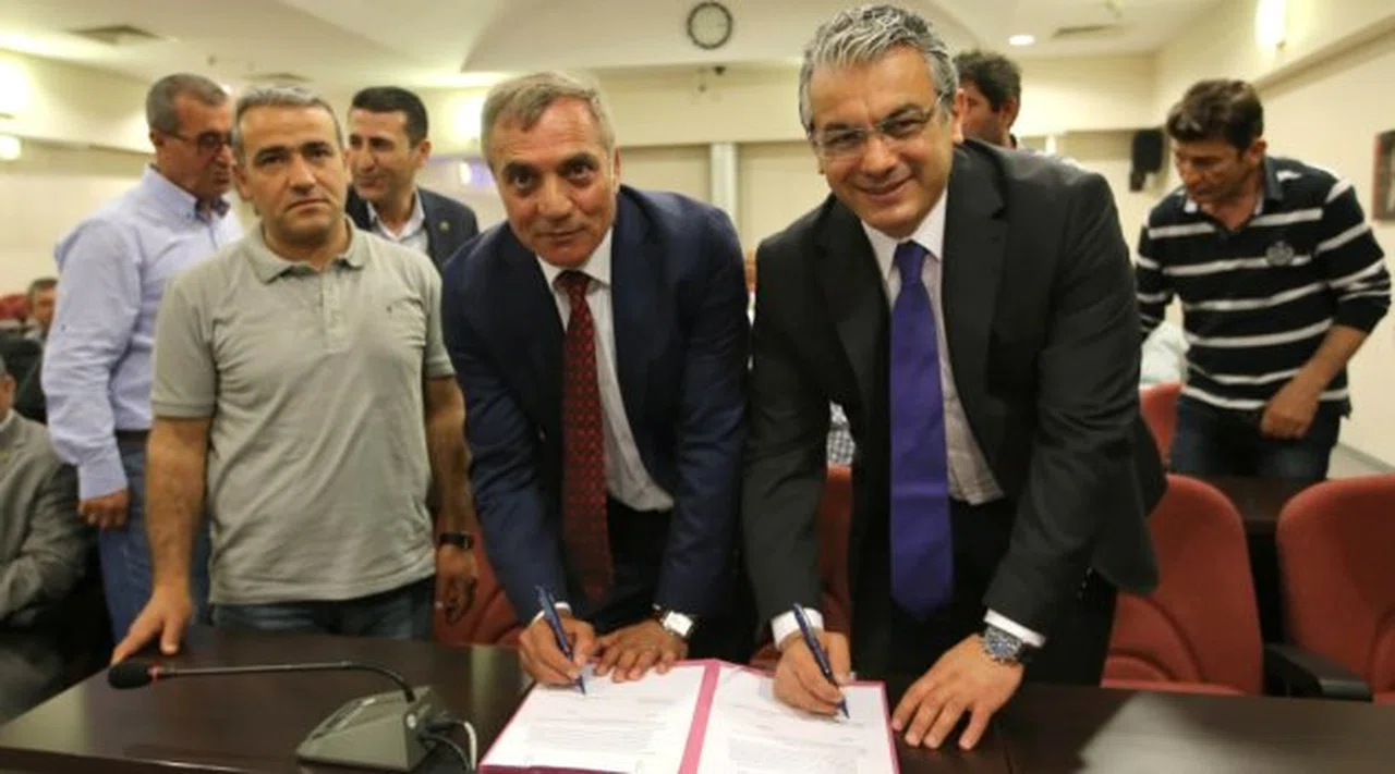 Karşıyaka’da kadrolu işçilere sözleşme sevinci