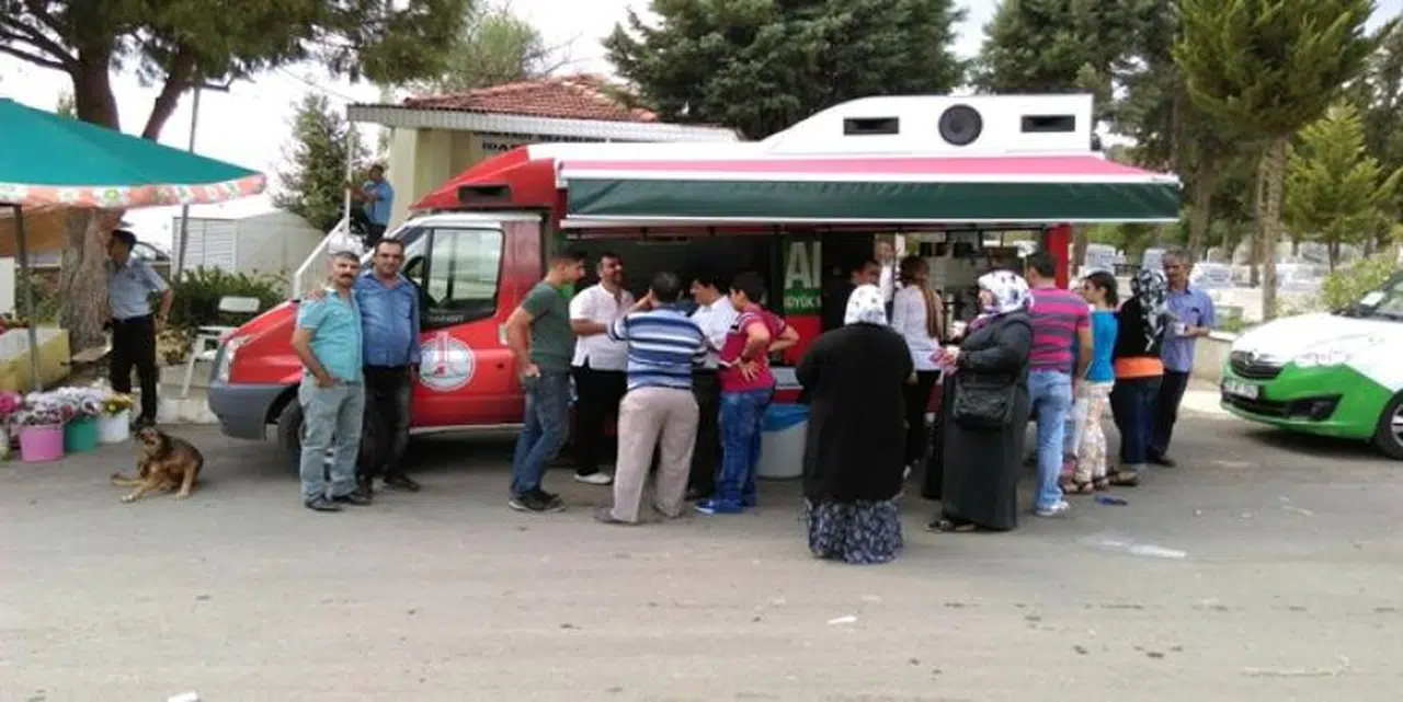 KARŞIYAKA’DA MEZARLIKLAR ÇIÇEKLERLE DONATILDI