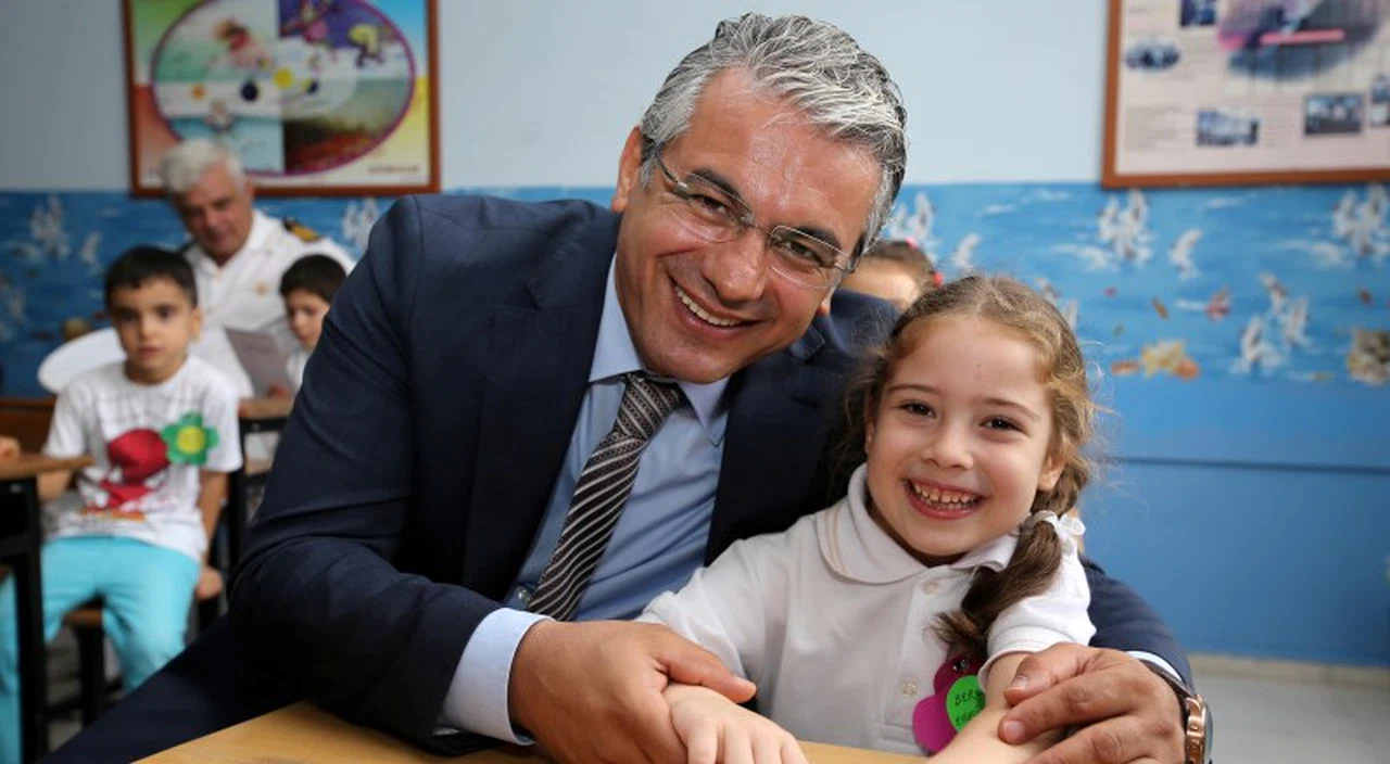 KARŞIYAKA BELEDİYESİ'NDEN YÜZLERCE ÖĞRENCİYE KARŞILIKSIZ BURS
