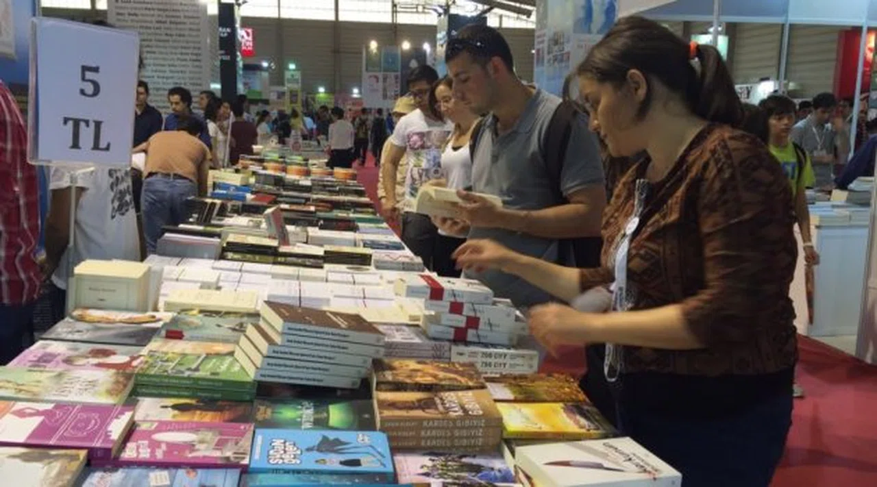 Kitapseverler ve yayınevleri İzmir Kitap Fuarı'ndan memnun