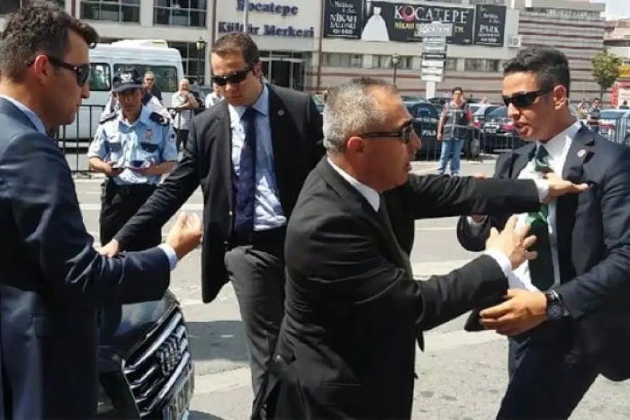 Davutoğlu'nun korumaları Kılıçdaroğlu'nun aracını engelledi, arbede çıktı