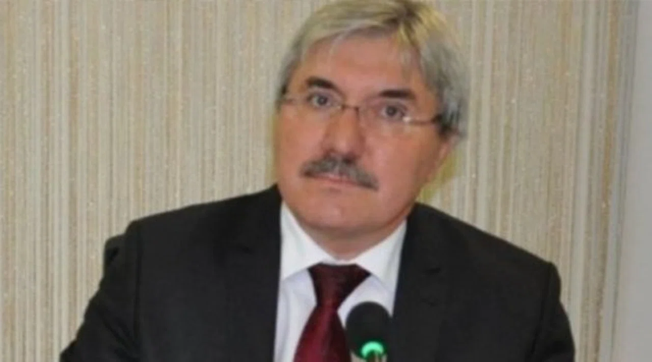 Marş Yasakçısı Müdür Yasalarla da Sorunluymuş