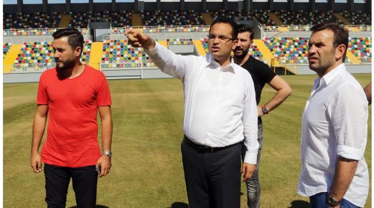 Milli futbolcu Yeni Bornova Stadı’nı gezdi