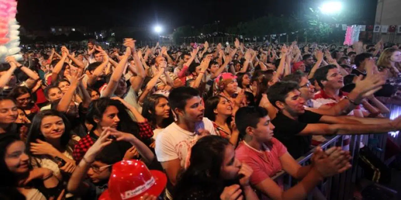 MOBİLYA GÜNLERİ’NDE  KORTEJ VE KONSER COŞKUSU