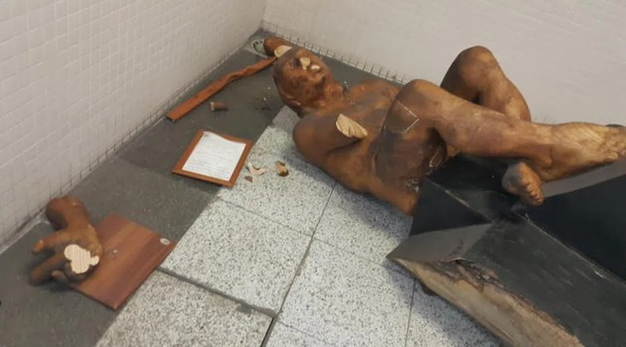 Müzisyen” Adlı Mitolojik Ahşap Heykel, Saldırıya Uğradı!