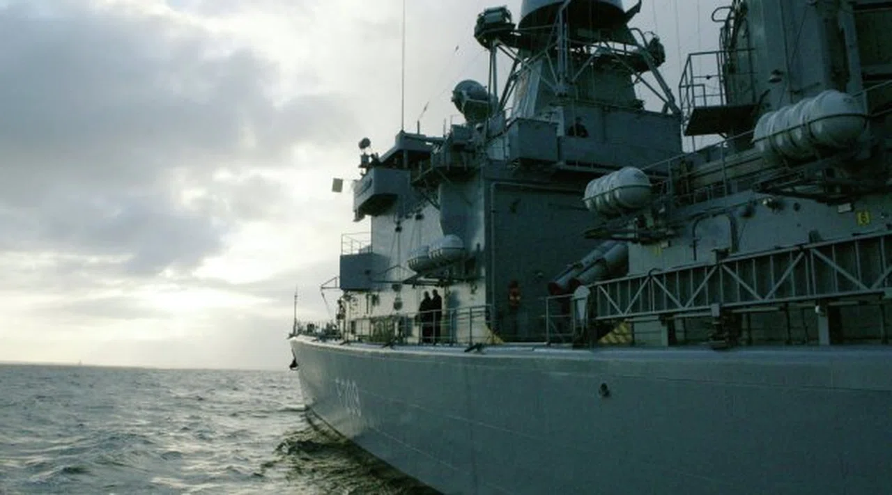 NATO GEMİLERİ SIĞINMACILAR İÇİN EGE'DE