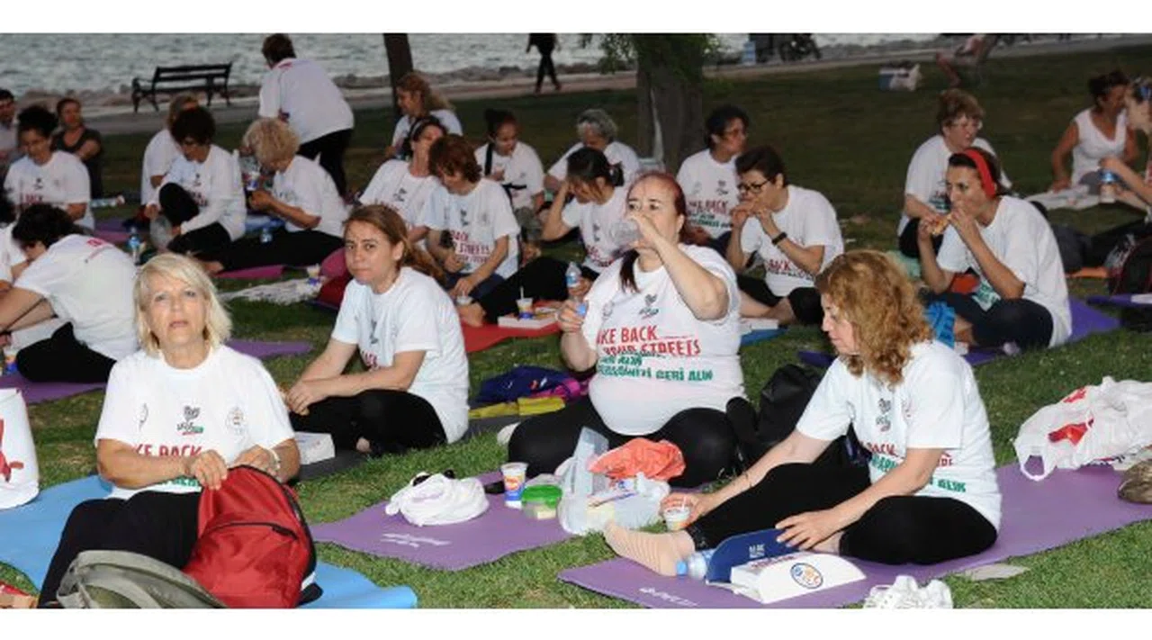 Önce yoga, sonra iftar yaptılar!