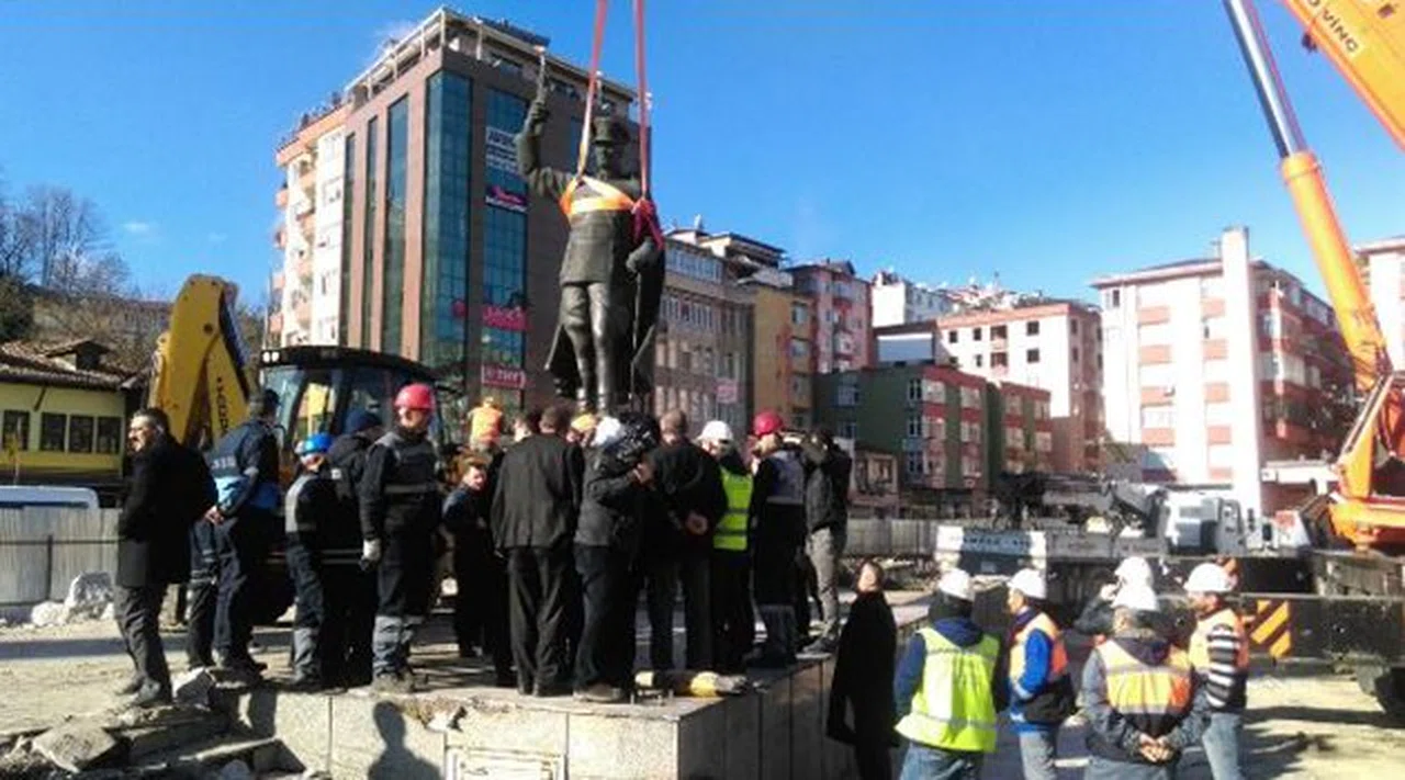 Rize'de 15 Temmuz Meydanı'ndan Atatürk Heykeli Kaldırıldı