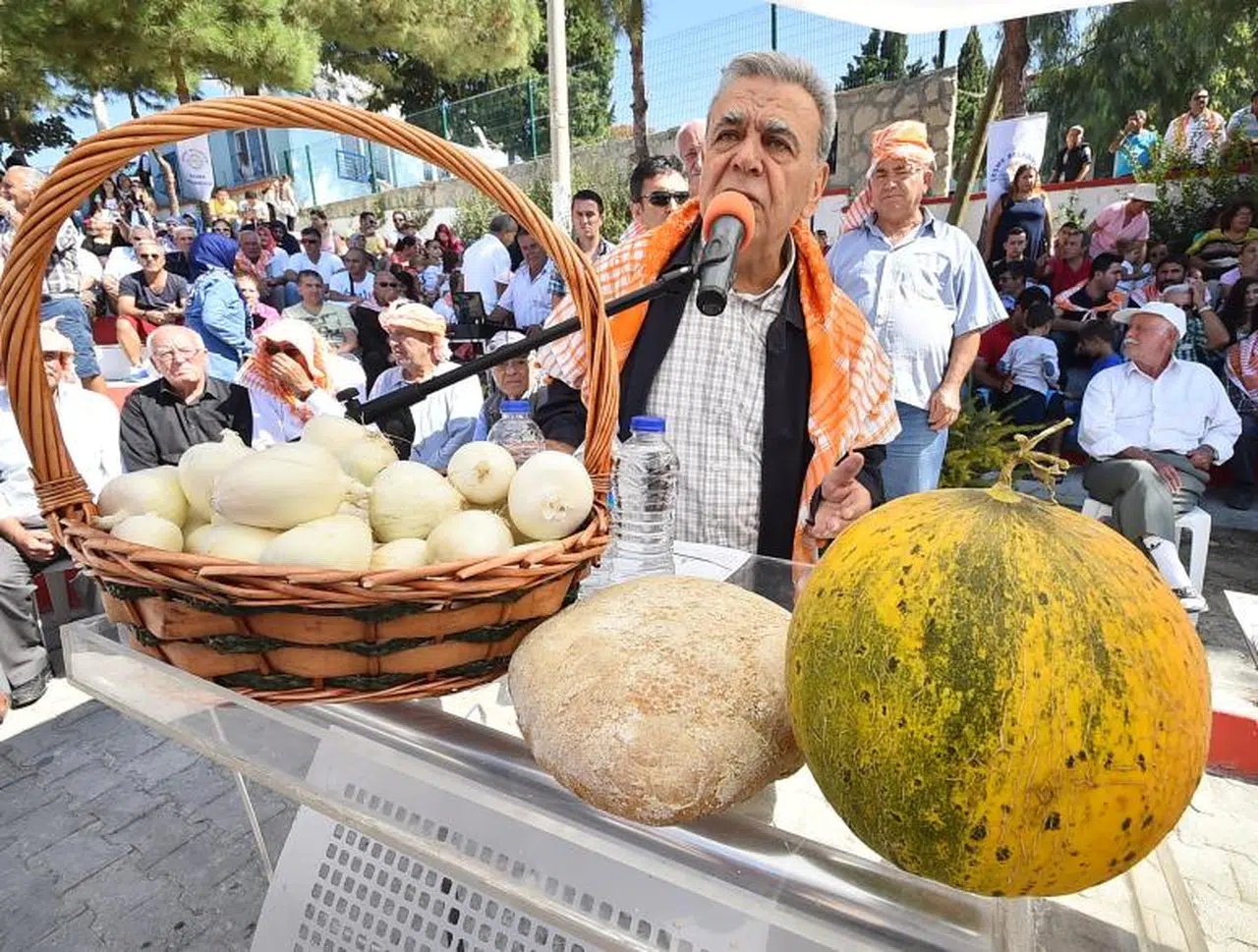 SAKIZ KOYUNU PODYUMA ÇIKTI