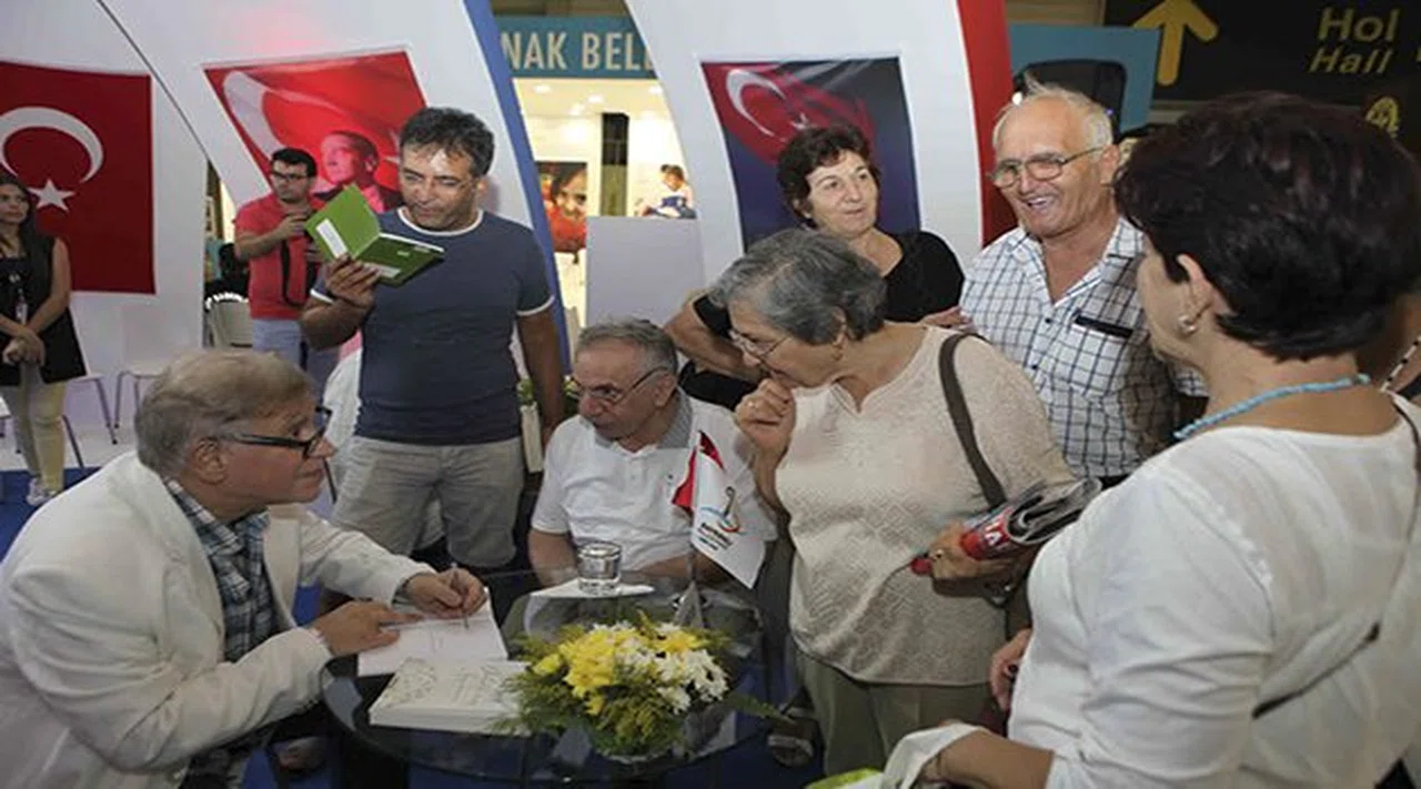 Şairler Bayraklı Standında Okurlarıyla Buluştu