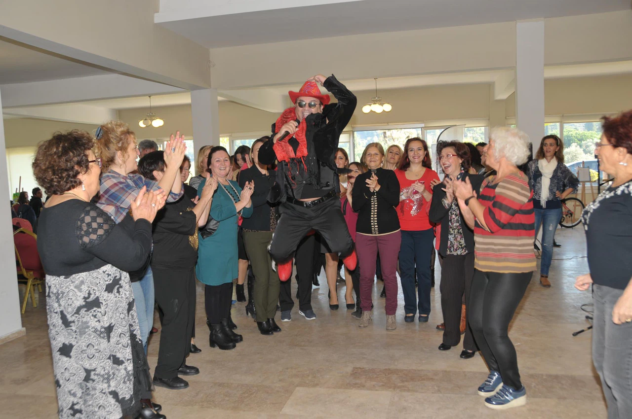 KADINLARDAN ‘MİKROPLU’ KUTLAMA