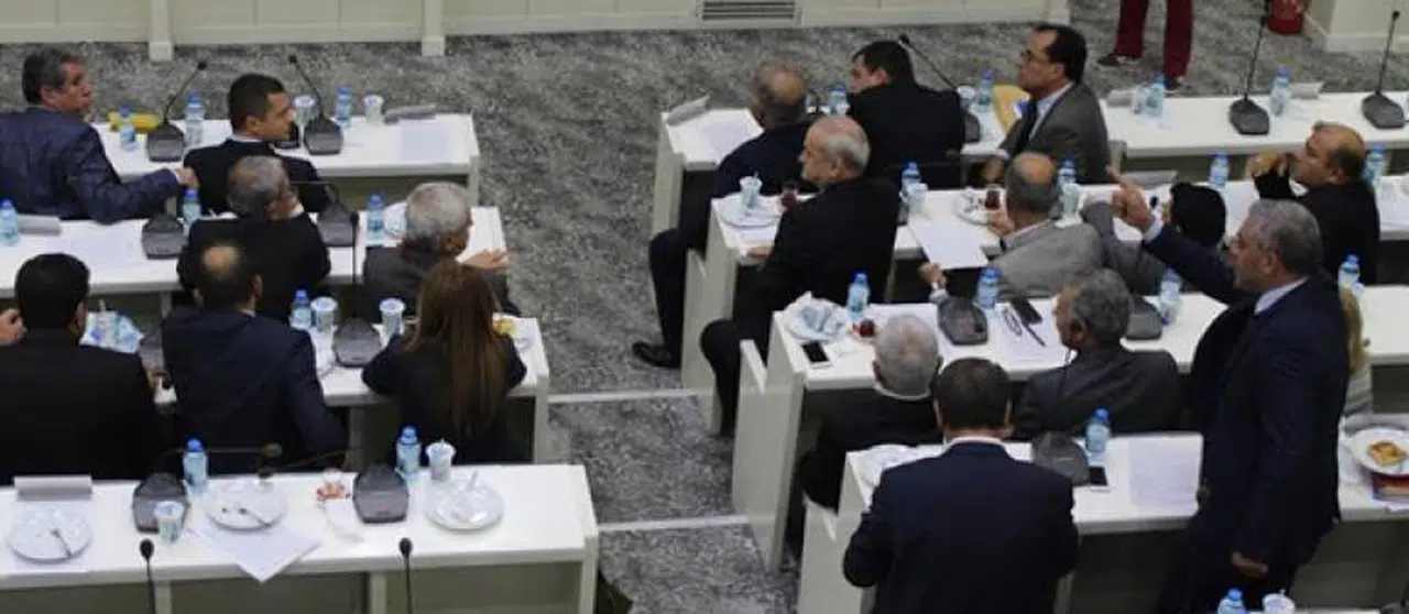 BÜYÜKŞEHİR MECLİSİ KARIŞTI! 'OTUR LAN YERİNE!'