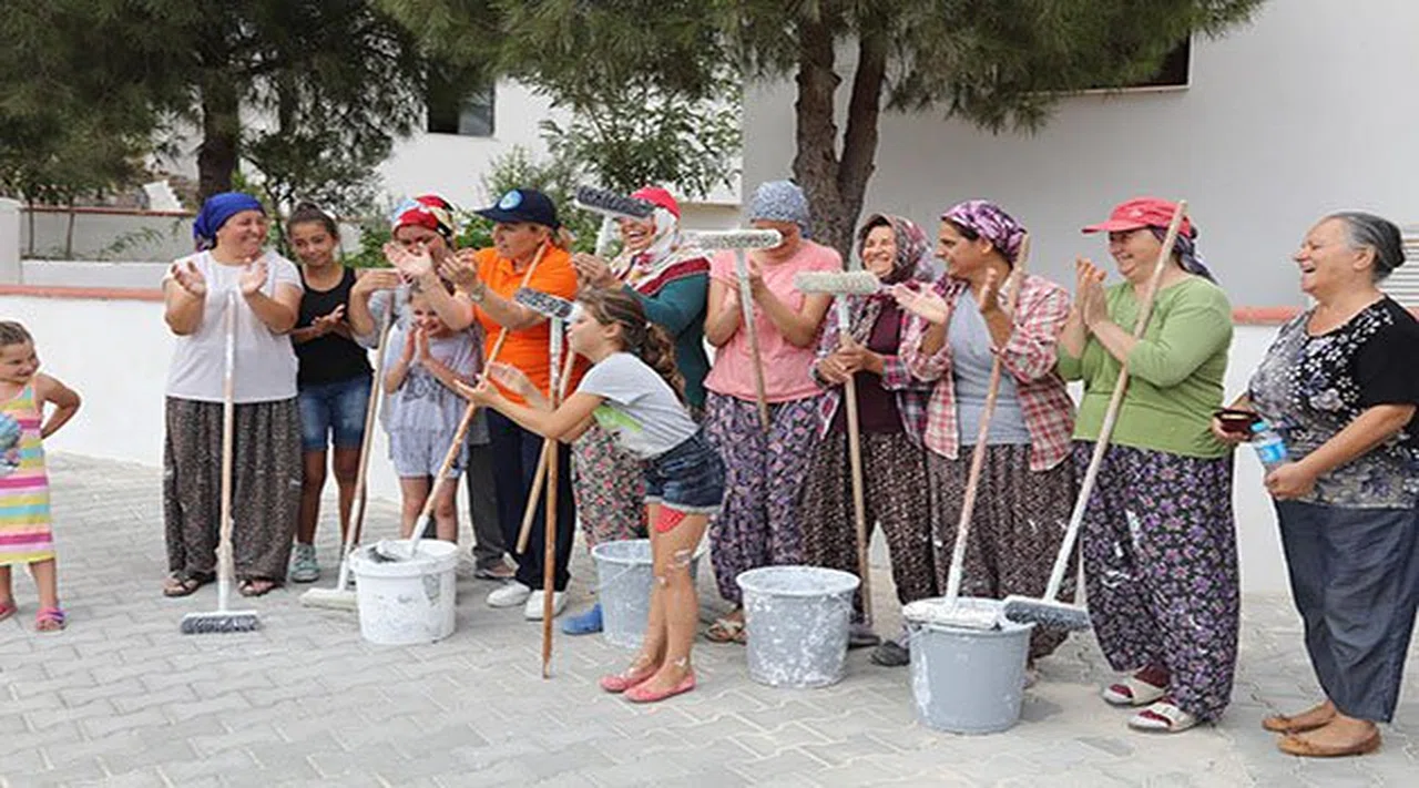 Urla'nın Köyleri Bayrama Boyanarak Hazırlanıyor