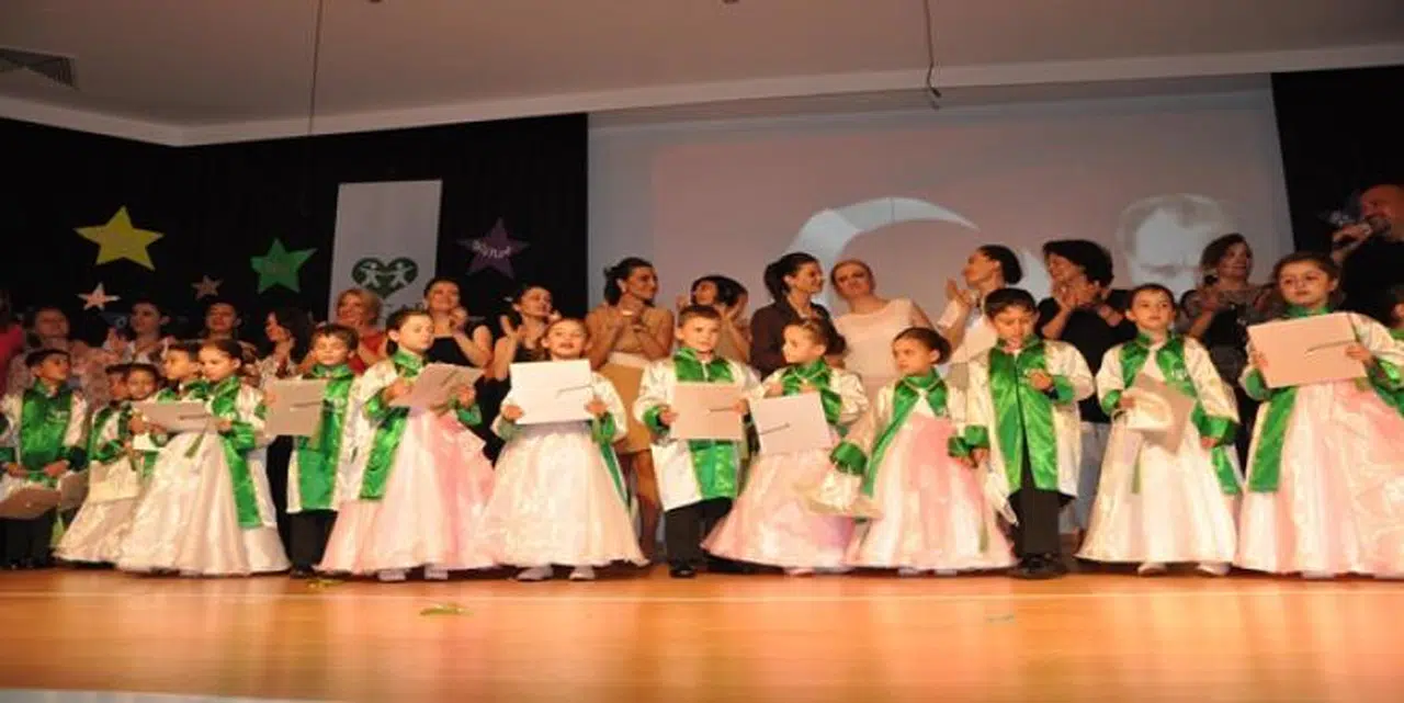 UYGARLI MINIKLERİN MEZUNİYET SEVİNCİ