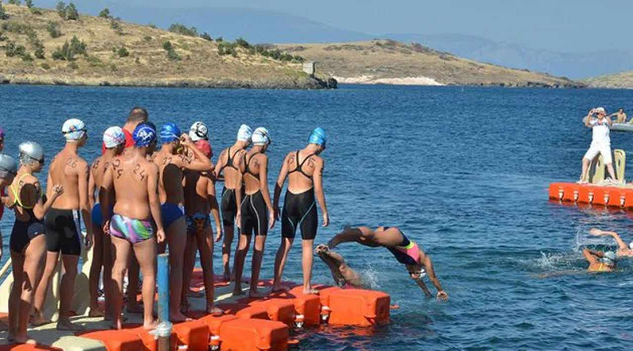 Yüzücüler Foça'da Yarıştı