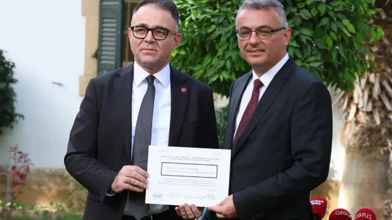 KKTC'de Tufan Erhürman mazbatasını aldı