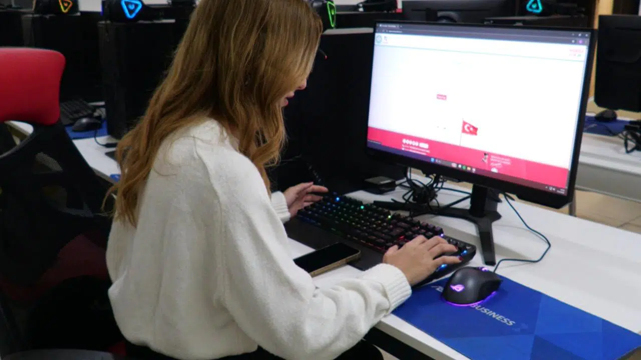 Manisa Büyükşehir’den Öğrencilere Ücretsiz Online Eğitim Desteği