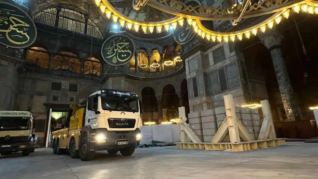 Ayasofya'da kamyon görüntüleri: Uzmanlar tepki gösterdi, Bakanlık yalanladı