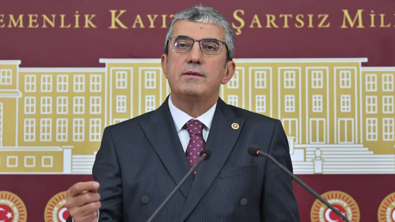 CHP'den parti değiştiren veya bağımsız kalan belediye başkanının başkanlığının kendiliğinden düşmesi için kanun teklifi