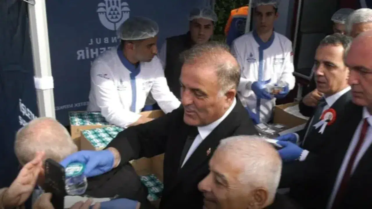 Dolmabahçe'de Atatürk için mevlid programı düzenledi, lokma dağıtıldı