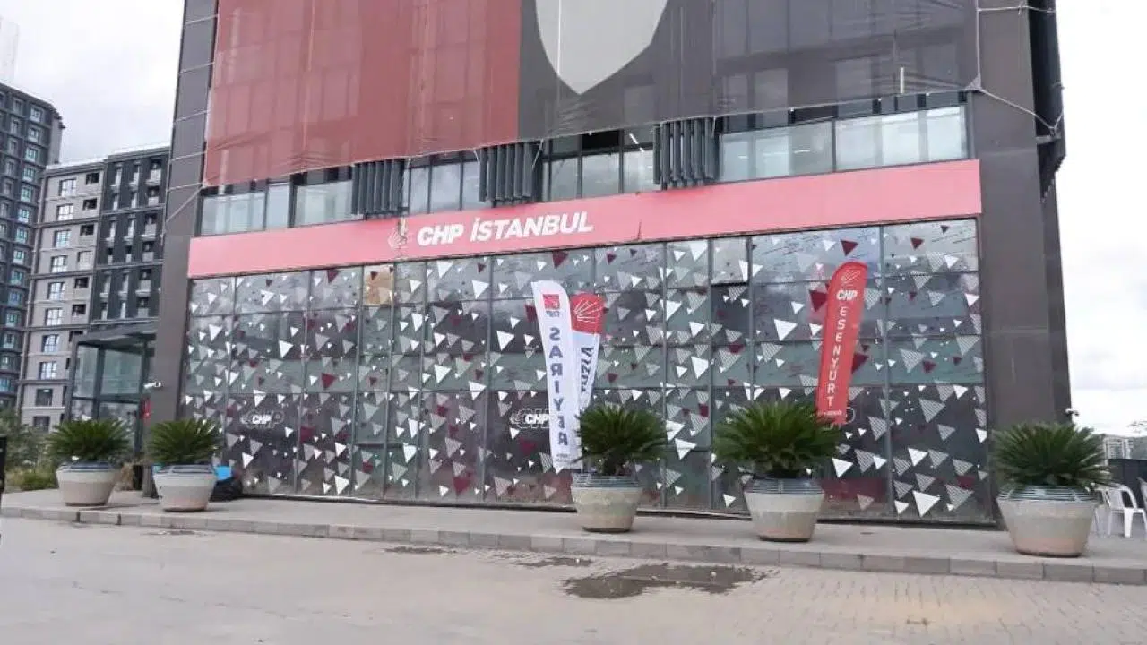 Fatih Atik'in iddiası: Bir grup, CHP İl Başkanlığı'na dışkılarını yapıp idrarlarını bıraktı!