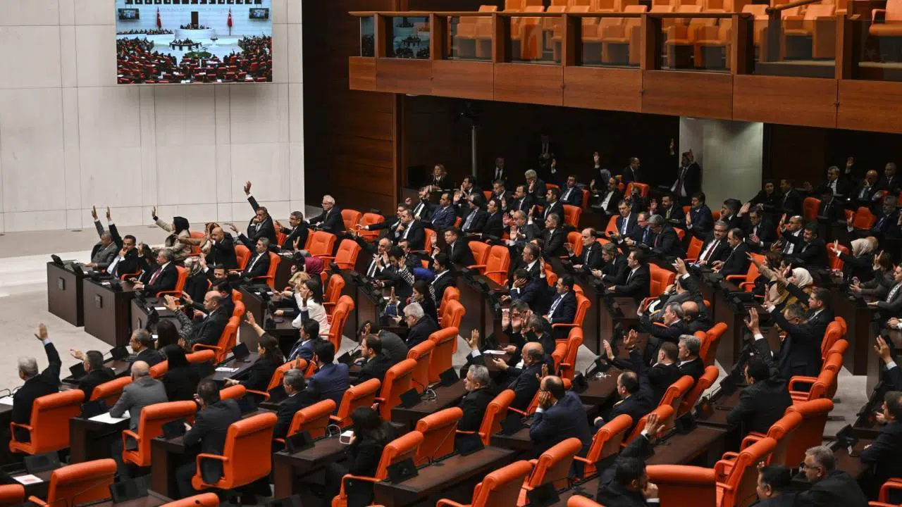 Trafik cezaları ve sanal bahis düzenlemesini de kapsayan 11. Yargı Paketi ertelendi!