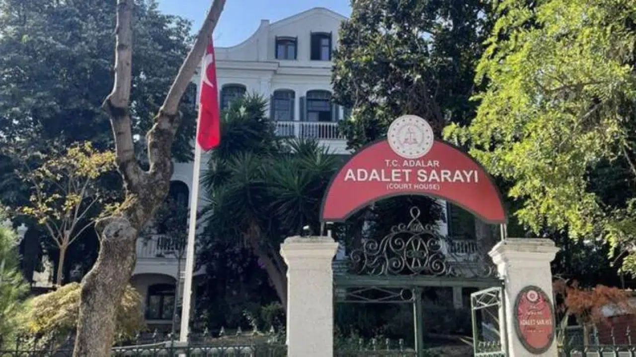Adlî emanet skandallarına yenisi eklendi: Adalar Adliyesi'nin emanet deposunda 12 silah kayboldu, zabıt kâtibi tutuklandı!