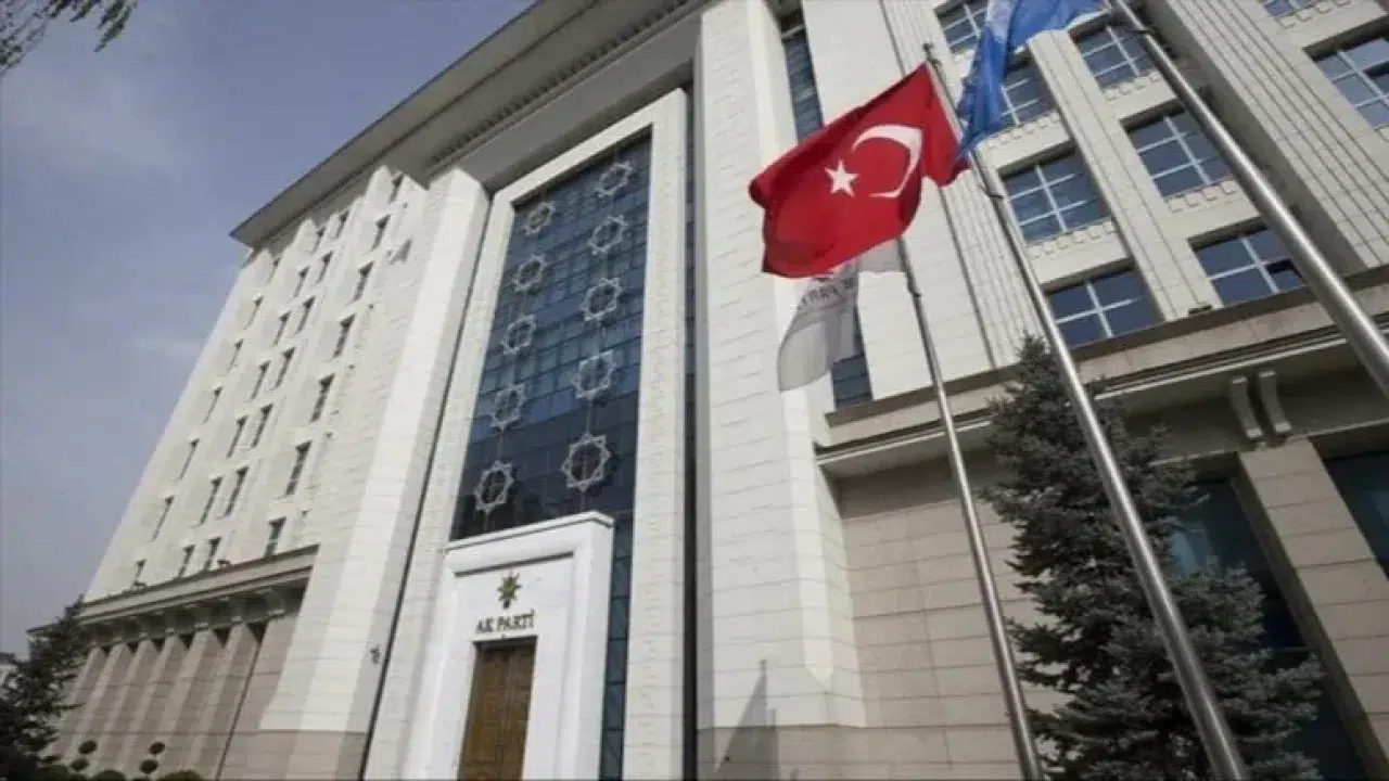 AK Parti'de kazan kaynıyor: 4 başkan istifa etti
