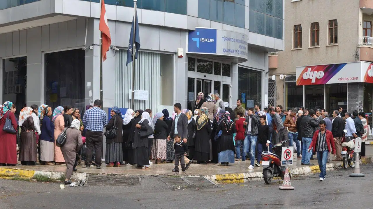 İşsiz sayısı 12 milyon, açık iş sayısı 2,2 milyon