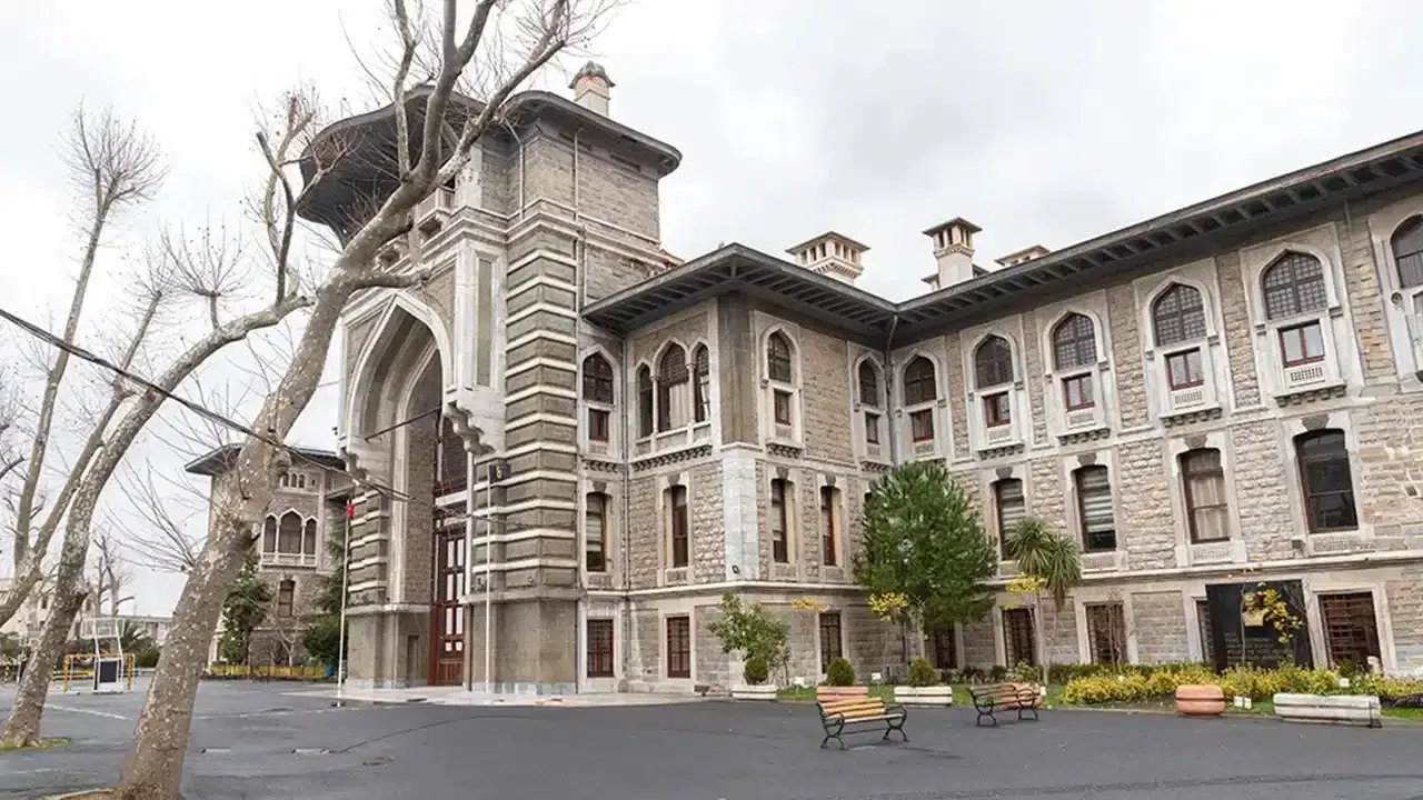 İstanbul Erkek Lisesi'nde neler oluyor? İl Milli Eğitim Müdürlüğü idari soruşturma başlattı: Erkek öğrencilerden 507 maddelik 'taciz listesi'