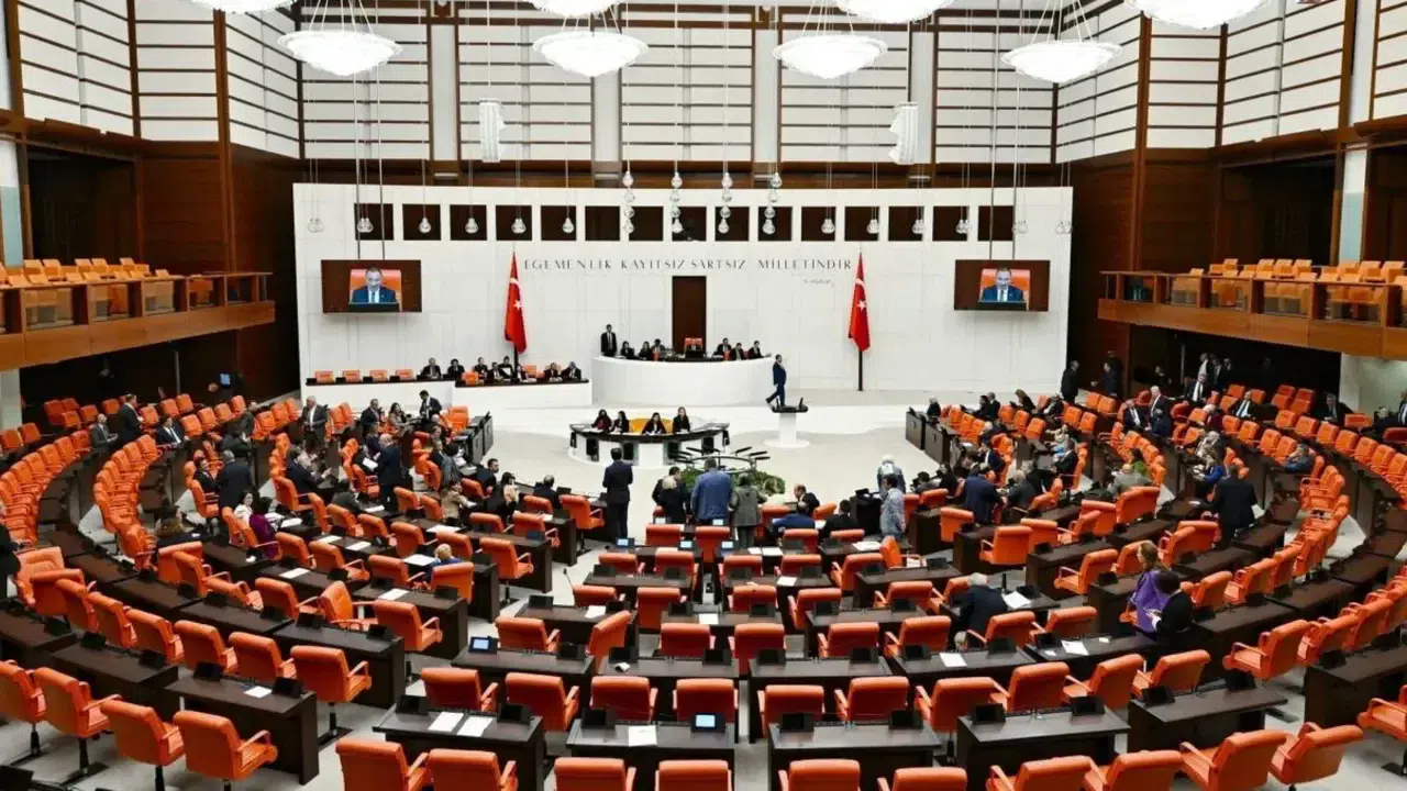 İYİ Partili Olgun'un Cevdet Yılmaz üzerinden verdiği örneğe DEM Parti'den ırkçılık tepkisi: İçinize sindiremiyorsunuz