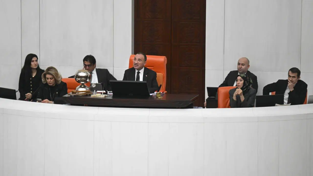 Başkanlık Divanı oluşmadı, Bozdağ Meclis'i toplanamadan kapattı