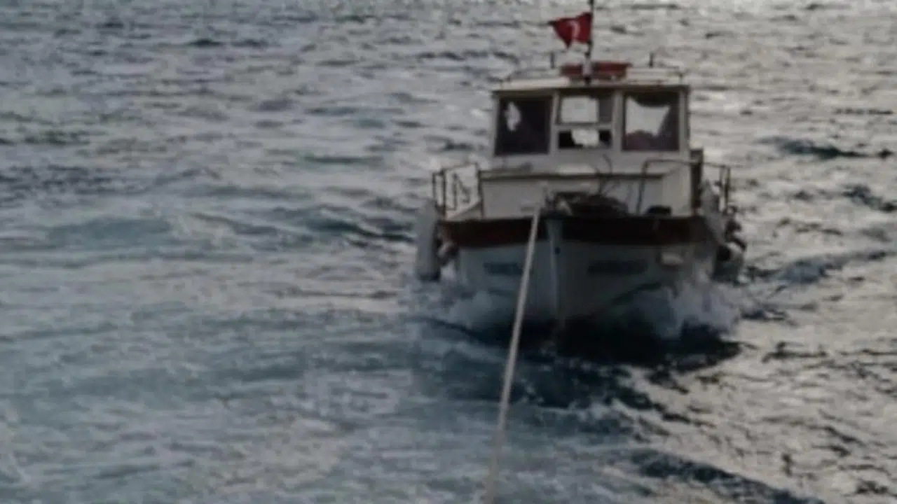 Çanakkale Boğazı’nda motor arızası yaşayan tekne kurtarıldı
