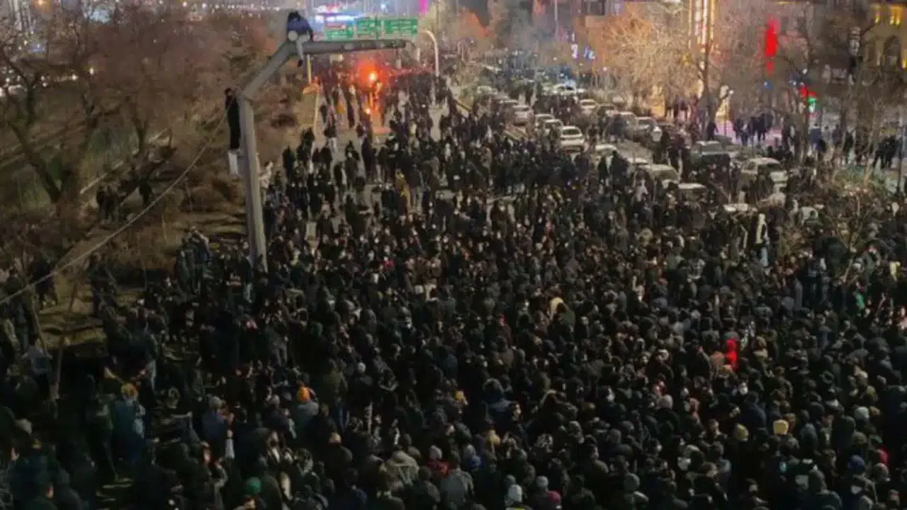 İran'da protestolar sürüyor: Ölü sayısı 538'e yükseldi; İranlı yetkililer emniyet mensuplarının IŞİD yöntemlerini kullanan “şehirli teröristler” tarafından öldürüldüğünü iddia etti