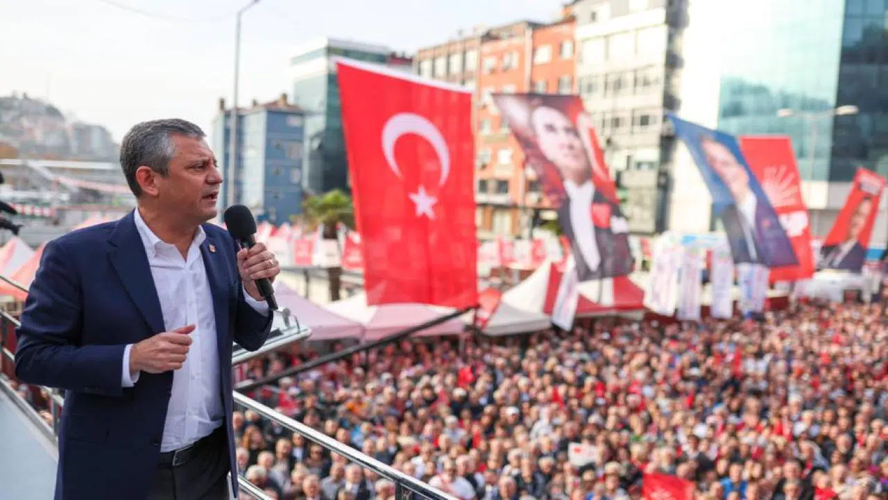 Özgür Özel, emeklilere seslendi:  "Bu iktidar sizi bitirmiştir, bu iktidarı bitirme vakti size gelmişti"