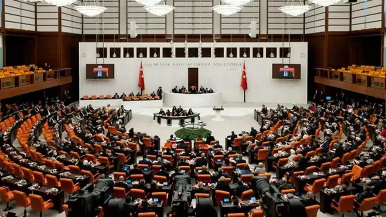 Terör örgütü yandaşlarından Türk bayrağına yönelik saldırıya TBMM’den ortak tepki: Sadece kırmızı beyaz görmeyiz